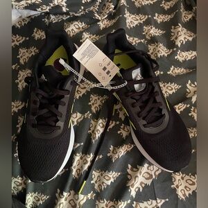 Adidas Astrarun brand new, never been worn. Size 6 1/2